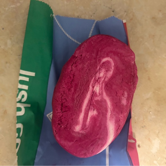 Lush comforter bubble bar - Picture 2 of 3